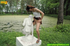 Statue pissing - N