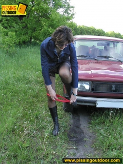 Outdoor pissing is so attractive she just cannot hold - N