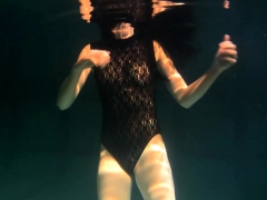 polcharova-stipping-and-enjoying-underwater-swimming