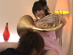 after-her-horn-concert-kanako-iioka-is-visited-by-a-fan
