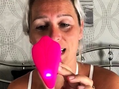 milf-blonde-live-toys-webcam-show-in-shower