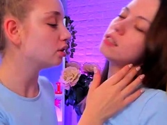 french-kissing-amateur-teen-lesbians